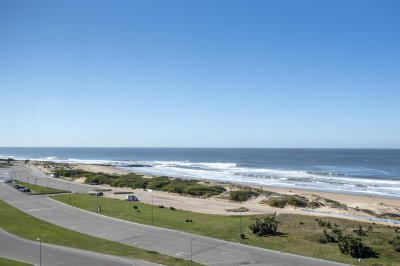 En alquiler apartamento de 3 dormitorios en Brava- Punta del Este, con balcon cerrado.