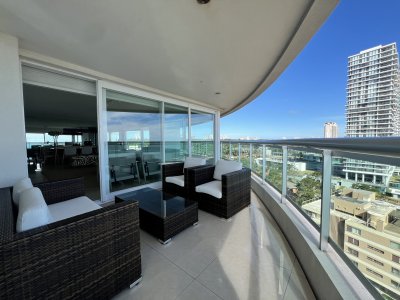 Vende apartamento en Mansa, Punta del Este de 3 dormitorios. 