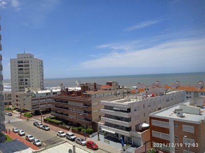 Apartamento en Peninsula. Edificio con mucama y piscina. 