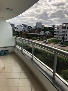 Se vende apartamento en Brava, Punta del Este de 2 dormitorios y excelente vista.