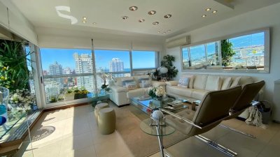 Vende departamento de 3 dormitorios, con excelentes amenities en edificio. Punta del Este. 