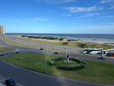 Alquila apartamento con vista al mar de 3 dormitorios en Brava, Punta del Este.