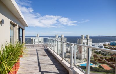Vende apartamento 4 dormitorios, comodo e iluminado en Mansa Punta del Este.