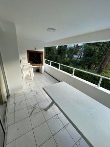 Vende apartamento de 3 dormitorios, con parrillero, playa mansa, Punta del Este