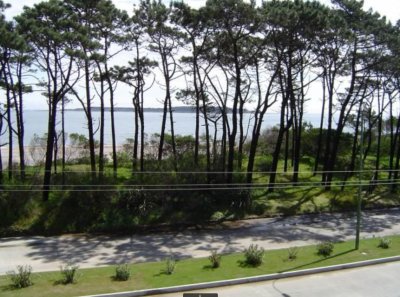 Se vende apartamento a metros del mar de 2 dormitorios en Punta del Este.