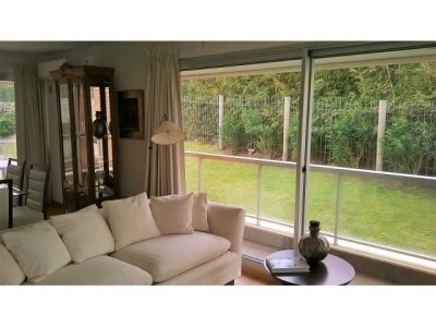 Apartamento de 3 dormitorios en rambla Malvin con garage para 2 autos.