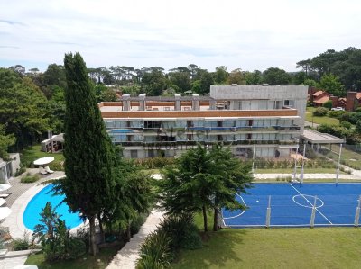 Vende apartamento de 2 dormitorios en Mansa Punta del Este.
