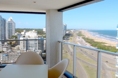 Vende apartamento en Brava, Punta del Este con 3 dormitorios y excelente vista.