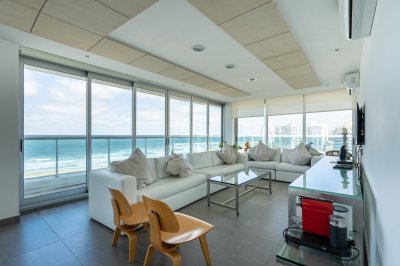 Alquila departamento en Brava, Punta del Este de 4 dormitorios.