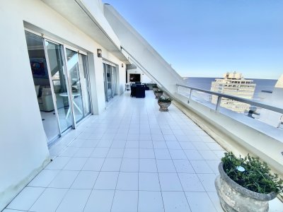 Vende apartamento de 3 dormitorios en Brava Punta del Este.