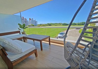 Vende espectacular Apartamento de 2 dormitorios frente al Océano en la Brava, Punta del Este