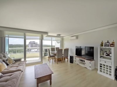 Piso alto en venta en Ocean Drive - 2 dorm 2 baños