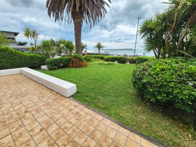 Apartamento de 3 suites en venta en Península con vista al mar. 