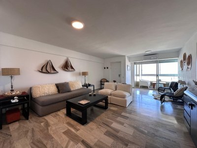 Apartamento de 3 dormitorios en Peninsula, Punta del Este con vista al mar