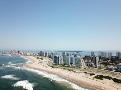 Venta Apartamento 3 dormitorios en Playa Brava, Punta del Este frente al mar
