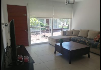 Vende de 2 dormitorios en Peninsula Punta del Este de 2 dormitorios, con patio.
