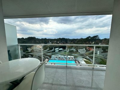 Vende apartamento de 2 dormitorios en Roosevelt Punta del Este.
