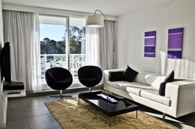En venta apartamento iluminado de 1 dormitorio y medio en Roosevelt, Punta del Este.