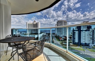Vende apartamento de 2 dormitorios a metros del mar en Punta del Este