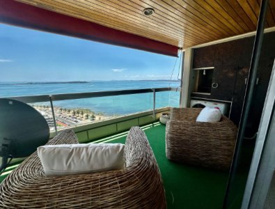 Vende apartamento de 3 dormitorios, con vista al mar en Mansa, Punta del Este.