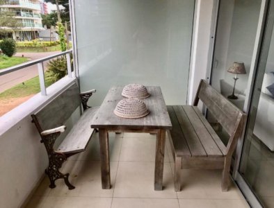 Vende apartamento en Brava, Punta del Este de 2 dormitorios, balcon privado con parrillero propio.