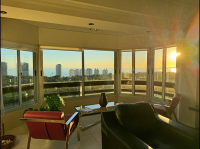 Oportunidad. Apartamento de 3 dormitorios reciclado , con vista al mar , ideal para vivir , Punta del Este 