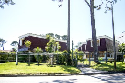 Casa en venta 2 dormitorios en Playa Mansa, Punta del Este. 