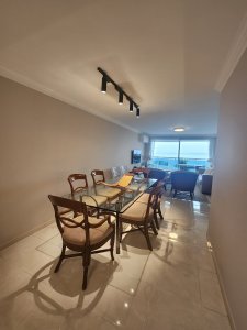 Vende apartamento de 2 dormitorios en Mansa, Punta del Este. 
