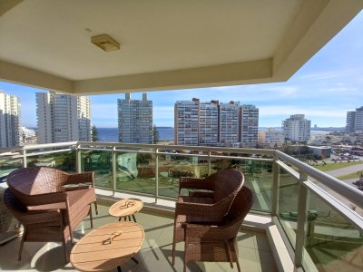 Torre de jerarquía en complejo frente a Playa Brava, departamento de 2 dormitorios en venta. 