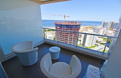 Vende apartamento de 2 dormitorios en Brava Punta del Este con orientacion sureste.