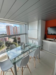 En venta apartamento de 2 dormitorios con vista al mar en Mansa.