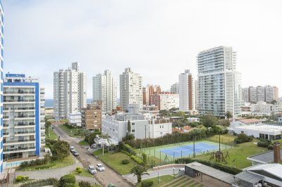 Departamento de 2 dormitorios en venta en torre nueva próxima al mar. 