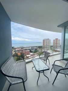 Apartamento en alquiler de 2 dormitorios, y terraza con vista parcial al mar
