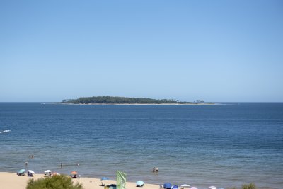 Vende hermoso Penthouse en Playa Mansa con azotea propia en Punta del Este