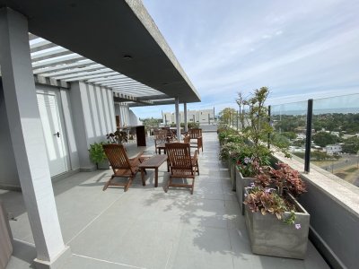 Vende apartamento PentHouse de 3 dormitorios en Maldonado.