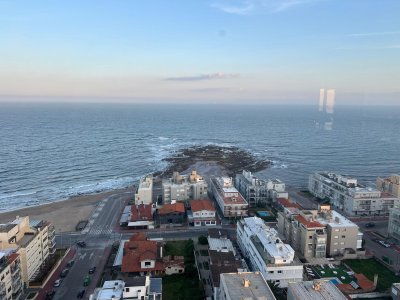 Vende apartamento con vista al mar de 3 dormitorios en Peninsula, Punta del Este.
