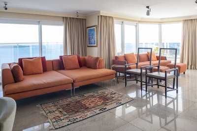 Vende Semi Piso en Millenium, Punta del Este