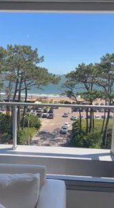 Vende apartamento de 2 dormitorios frente al mar.