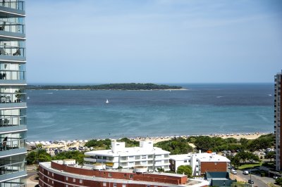 En venta apartamento de 2 dormitorios en Mansa Punta del Este.