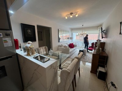 Vende apartamento en edificio de primera fila, Punta del Este