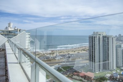 Espectacular Penthouse en venta a pasos del mar. 3 dormitorios + dependencia. Playa Brava.