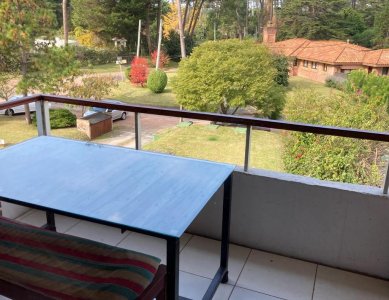 Vende comodo apartamento de 3 dormitorios en Cantegril, Punta del Este, con excelente vista.