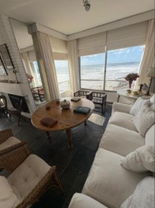 Vende apartamento frente al mar, de 3 dormitorios en Peninsula, Punta del Este.