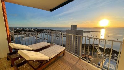 Vende apartamento de 3 dormitorios en Punta del Este, con vista al Puerto.