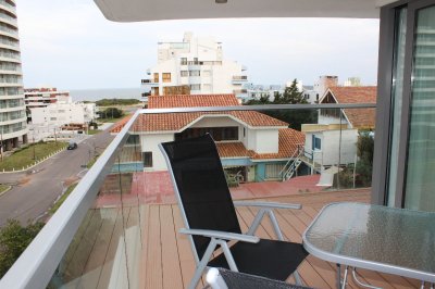 Alquila y vende apartamento de 2 dormitorios con vista al mar, en Brava Punta del Este.