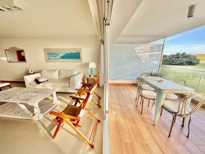 Alquila apartamento de 2 dormitorios con vista al mar en Brava, Punta del Este.