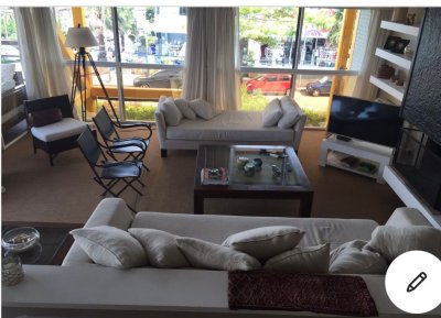 Vende Apartamento en Península - Punta del Este de 3 dormitorios. 