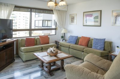 Departamento de 3 dormitorios en venta frente al mar. Playa Brava, Punta del Este