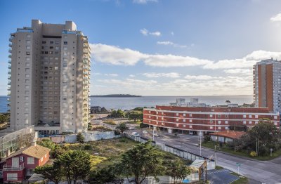Vende apartamento de 2 dormitorios esquinero en Miami Boulevard Punta Del Este