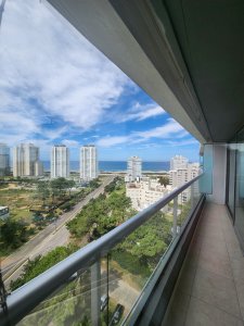 Vende apartamento con vista al mar de 3 dormitorios en Brava, Punta del Este. 